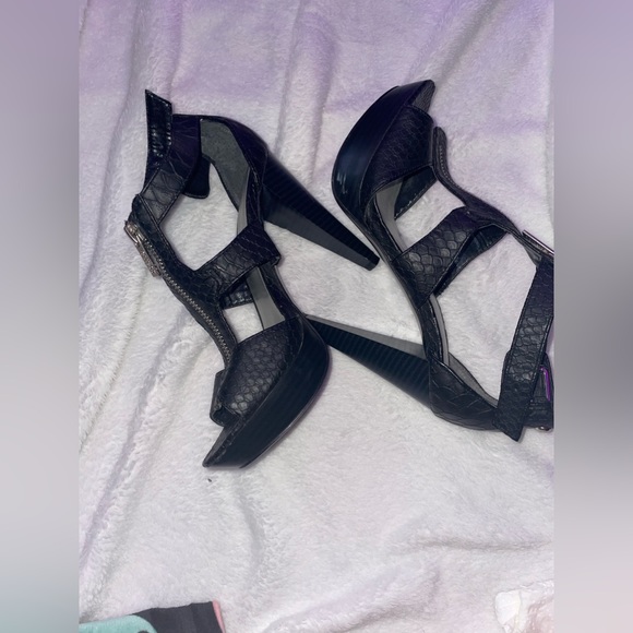 GUESS Zipper heals. |Color black|Size 7 women’s. Very stylish - Picture 5 of 5